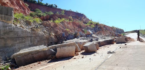 Kon[-]Tum:[-]Đường[-]543[-]tỉ[-]đồng[-]vừa[-]hết[-]hạn[-]bảo[-]h&agrave;nh[-]th&igrave;...[-]hỏng!